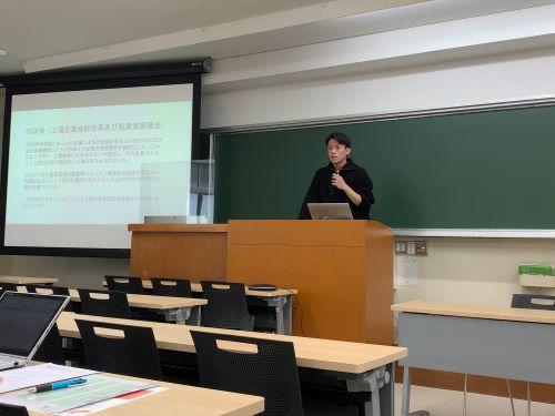 経済学部商学科3年の平川雅春さんが国際経済学会学生研究報告会で報告しました。