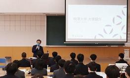 経済学部の代田純教授が駒澤大学附属苫小牧高等学校で模擬授業を実施