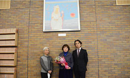 図書館に寄贈された洋画の作者 安達 桂子 氏に花束が贈呈されました