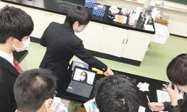 医療健康科学部の学生が放射線防護カードゲーム交流会を開催しました