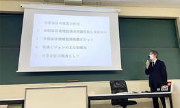 経済学部の大前智文准教授の講義で世田谷区経済産業課の寺澤啓太氏をお招きしました