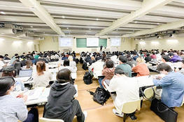 経済学部の大前智文准教授の授業で株式会社KSPの大垣広太氏がゲスト登壇しました