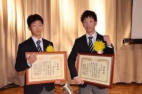 田中亮明選手(左)と林田翔太選手