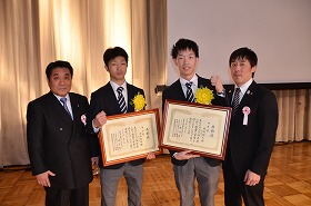 左から中島成雄OB会長、田中亮明選手、林田翔太選手、小山田裕二部長