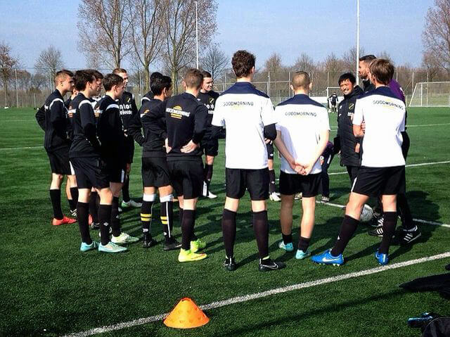 NAC Breda（オランダ）チームへの合流初日の様子。練習前のチームミーティングをしている。