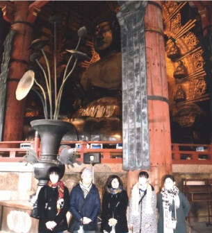 ゼミ旅行では京都や奈良の寺社を訪れ、じっくり仏像を鑑賞する